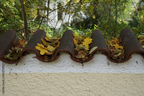 Mauer mit Dachziegeln 1858747855 Mauerabdeckziegel