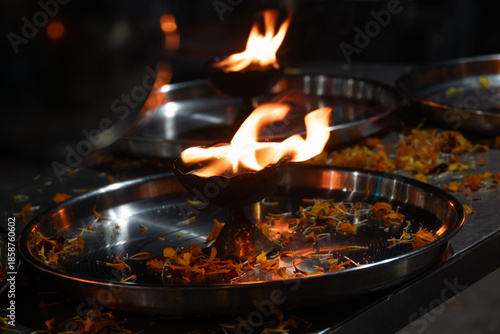 Foto Lightened diya lamps with flower petals in a thali after ganga aarti in Rishikesh, India