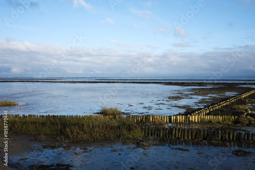 Sonnenlicht im Winter an der Nordseeküste am Wattenmeer.