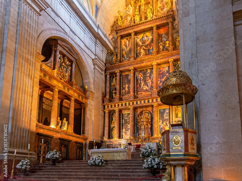 Photos A centered view of the gilded high altar at the Basilica of San Lorenzo de El Es