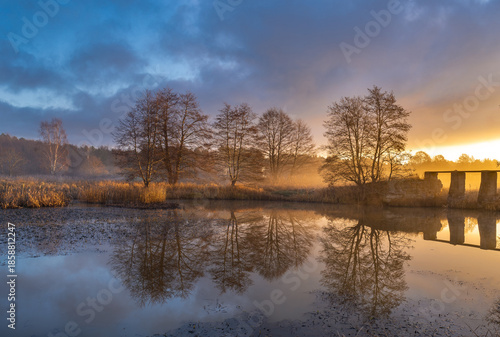 wschód słońca nad stawem