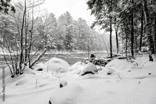 Foto Winter riverscape in park Quebec Canada