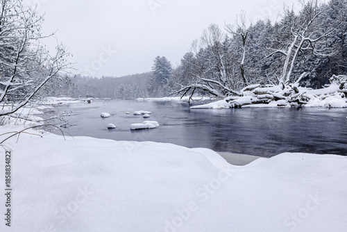 Cuadro en lienzo Winter riverscape in park Quebec Canada