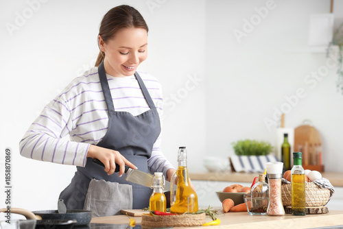 Young woman cutting eggplan...