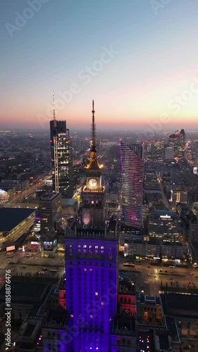 Warszawa - Polska - centrum miasta nagrane z drona, wieżowce, drapacze chmur, zachód słońca, świetlone budynki, panorama miasta
