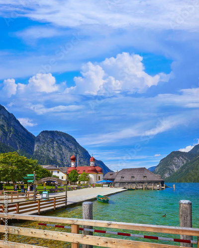 Bayerische Impressionen am Königssee, Deutschland. Mit der berühmten Wallfahrtskirche St. Bartholomä.