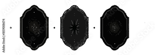 세 개의 검은색 엠블럼이 흰색 배경에 나란히 배치되어 있으며, 각 엠블럼 안에는 섬세한 패턴이 있습니다.