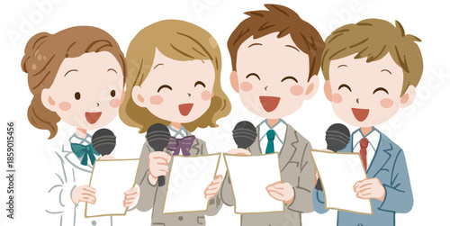 Cztery uśmiechnięte osoby z mikrofonami i kartkami w rękach, symbolizujące wspólne wystąpienie lub prezentację.