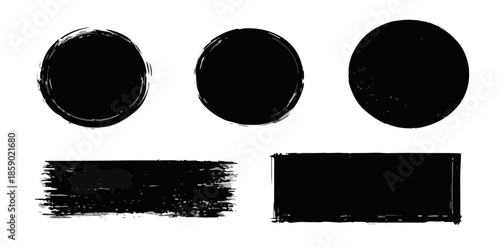Drei schwarze Kreise und zwei rechteckige Pinselstriche auf transparentem Hintergrund, grunge Stil