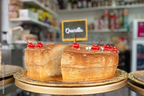 Quesillo venezolano cubierto con caramelo y cerezas para el postre.