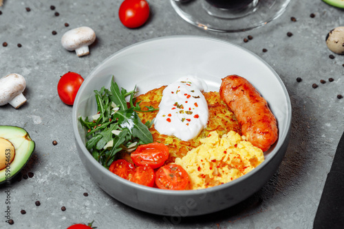 Fotografia delicious potato pancakes with mushrooms and sausage