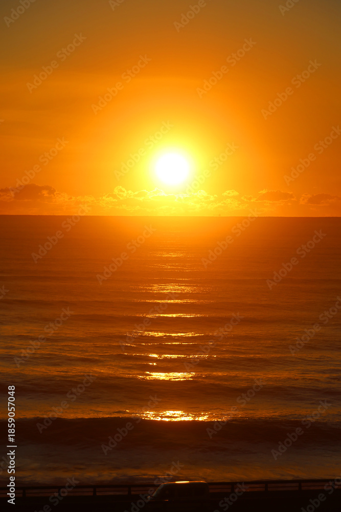 Fototapeta premium 日の出・朝日・日立駅（茨城県・日立市）