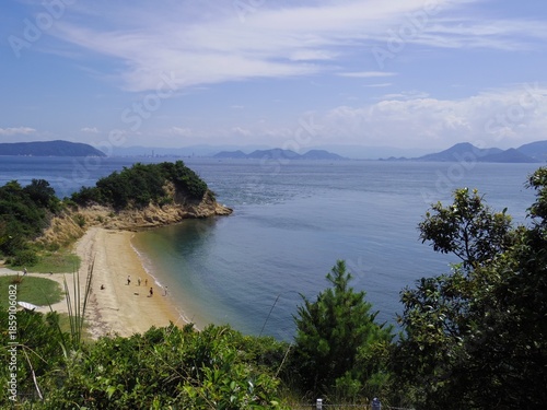 穏やかな風景を持つ海岸の入江と島
