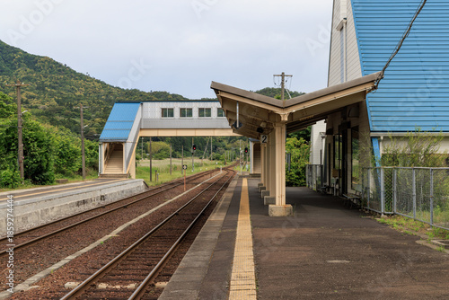 単線鉄道の列車交換駅のプラットフォームと列車交換設備