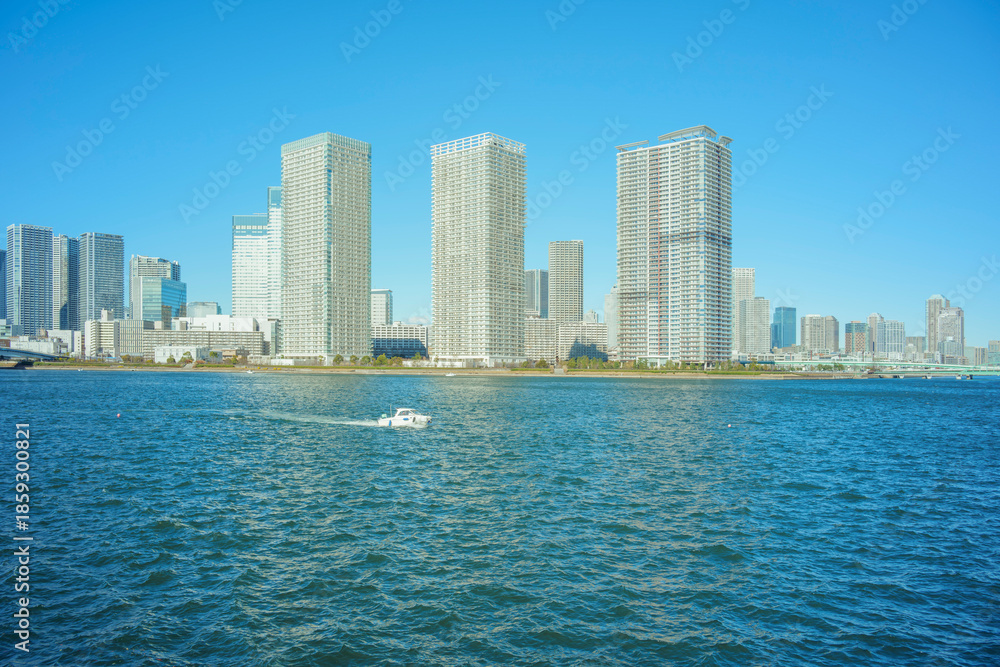 Obraz premium 冬の青空と豊洲から見た晴海 晴海運河 東京都江東区豊洲