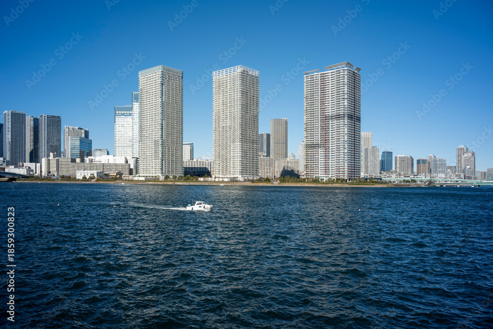 Obraz premium 冬の青空と豊洲から見た晴海 晴海運河 東京都江東区豊洲