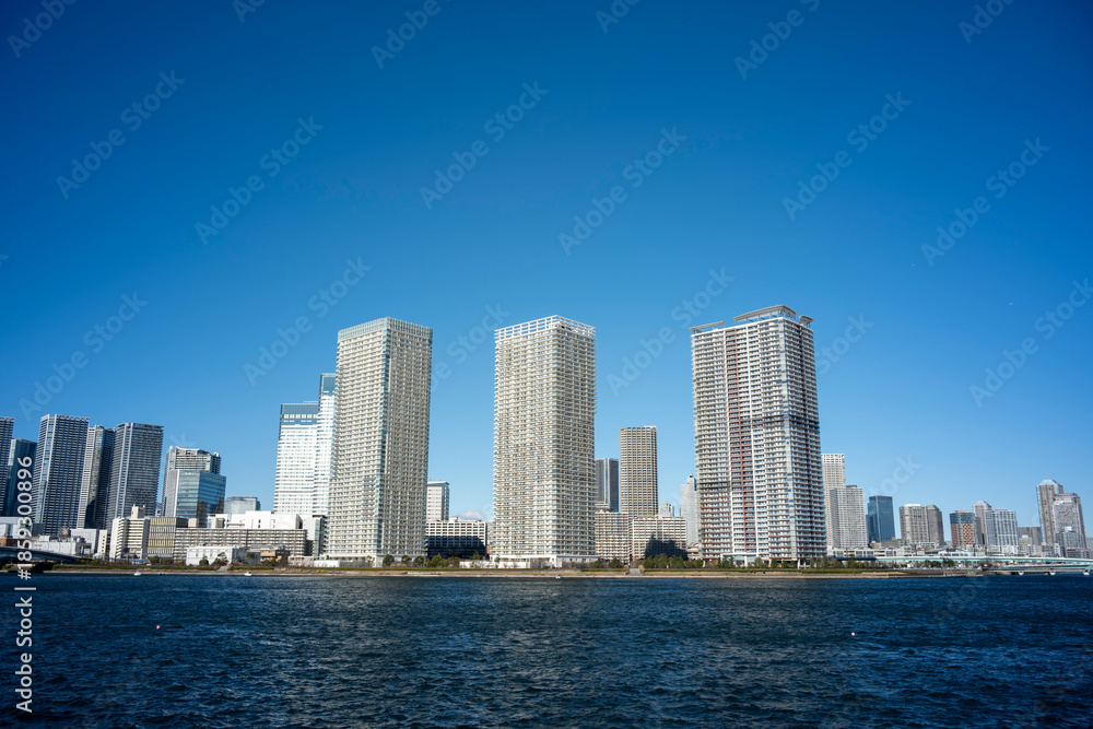 Fototapeta premium 冬の青空と豊洲から見た晴海 晴海運河 東京都江東区豊洲