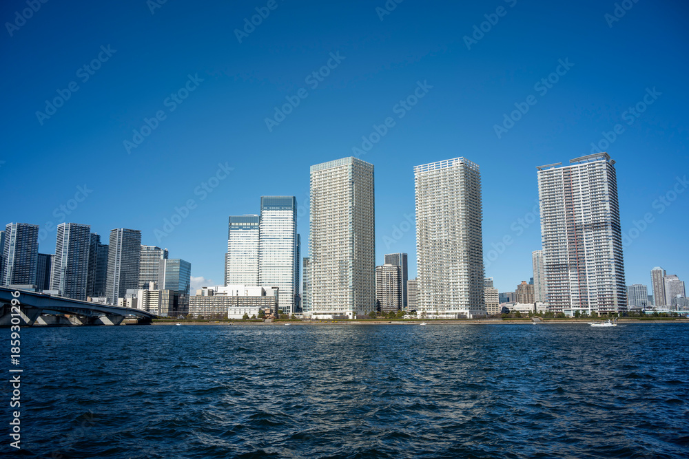 Fototapeta premium 冬の青空と豊洲から見た晴海 晴海運河 東京都江東区豊洲