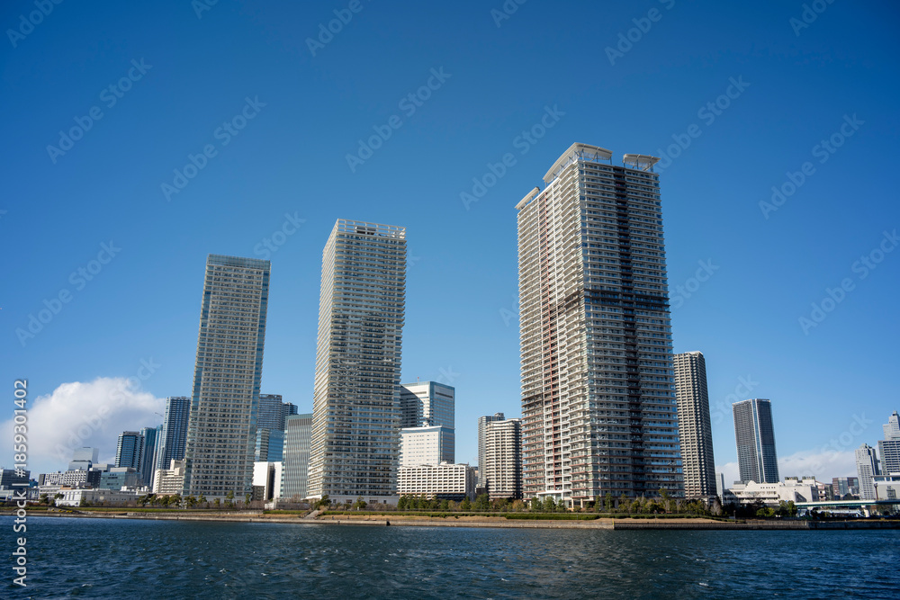 Naklejka premium 冬の青空と豊洲から見た晴海 晴海運河 東京都江東区豊洲