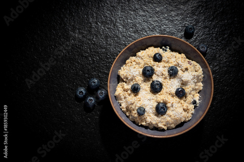 Haferbrei mit Blaubeeren. Porridge mit Früchten. 
