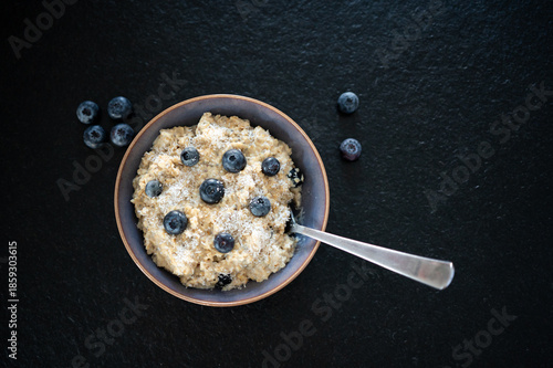 Schüssel mit Porridge. Haferschleim mit Blaubeeren. Gesundes Frühstück 
