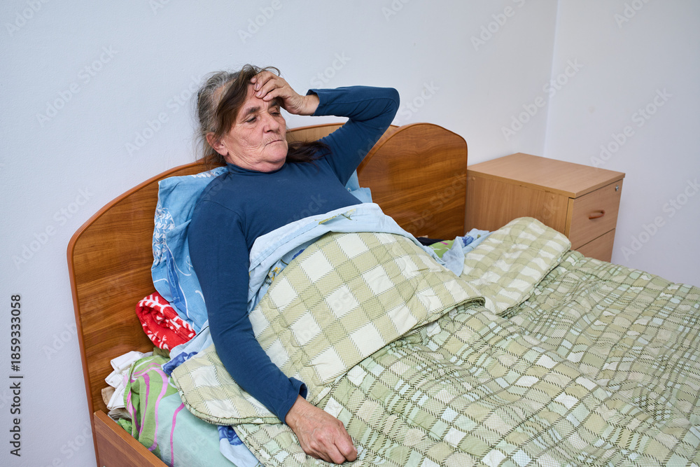 Obraz premium Elderly woman feeling ill in bed