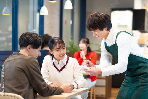 Canvastavla カフェで注文をする若い男女
