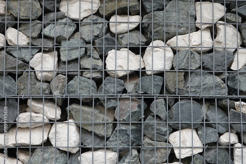 Foto Gabion avec des pierres blanches et grises