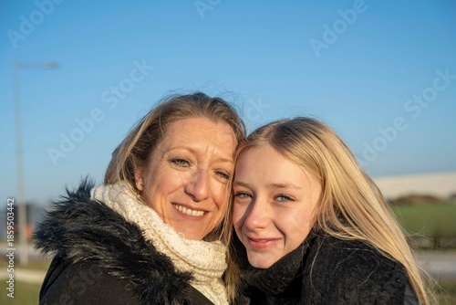 Photos mère et fille en extérieur en hiver, amour et connivence familiale