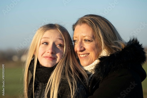 mère et fille complice, photo en extérieur en automne