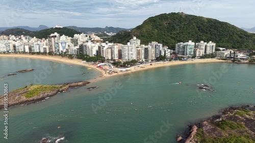 Imagem aérea da praia da costa em Vila Velha com o morro do Moreno ao fundo durante um evento esportivo de natação. Esporte aquático no litoral do Espírito Santo.
