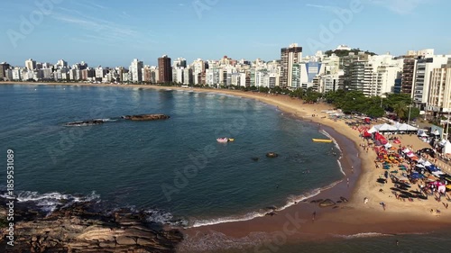Imagem aérea da praia da costa em Vila Velha com o morro do Moreno ao fundo durante um evento esportivo de natação. Esporte aquático no litoral do Espírito Santo.