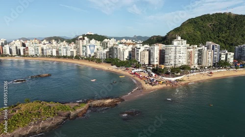 Imagem aérea da praia da costa em Vila Velha com o morro do Moreno ao fundo durante um evento esportivo de natação. Esporte aquático no litoral do Espírito Santo.