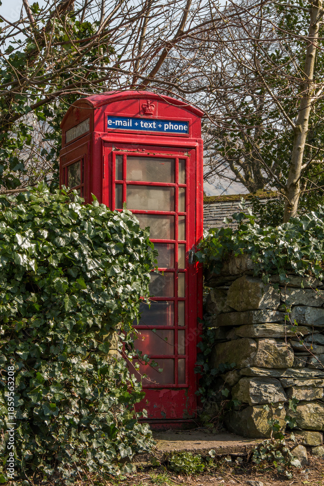 Obraz premium Red telephone box in the Lake District.