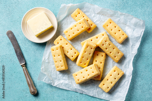 Photos Traditional Scottish shortbread biscuits on a parchment paper