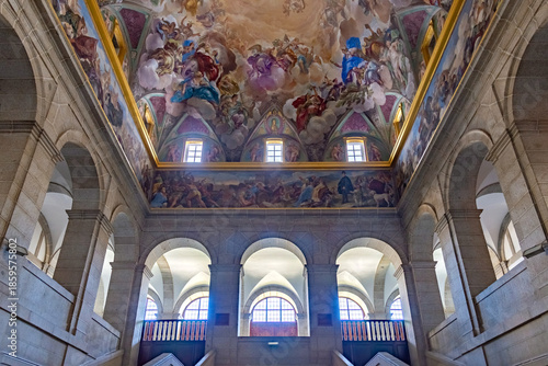 Fotografie The grand Great Staircase of El Escorial in Spain features massive granite arche