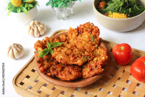 фотографія Bakwan jagung, a beloved Indonesian fritter, is made from sweet corn mashed with aromatic spices, topped with shrimp, then deep-fried to golden crispness