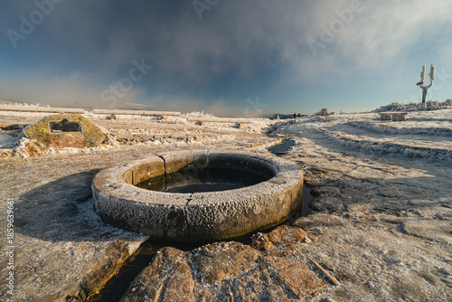 Elbquelle im Riesengebirge im Winter mit Frost und Sonnens Schein, Tschechische Republik