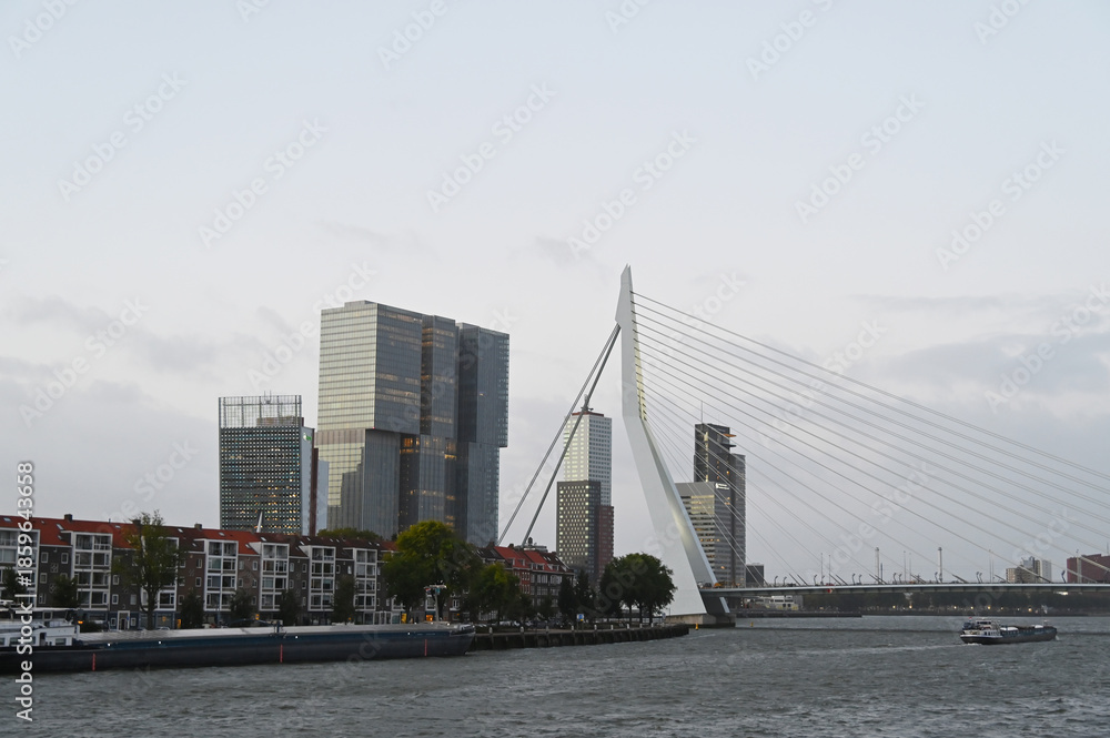 Obraz premium Rotterdam, Häuserfront. Insel Noordereiland, Hochhäuser, Erasmusbrug,
