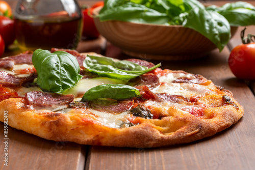 Pinsa romana condita con pecorino e salsiccia, cibo italiano 