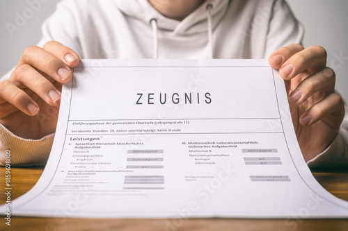 Person hält Zeugnis in den Händen – Symbol für Bildung, schulische Leistungen und Zeugnisbewertung
