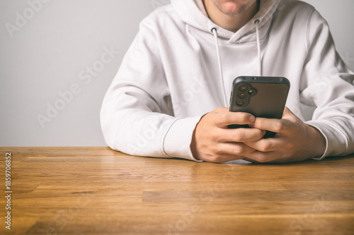 Junge Person mit Smartphone – Symbol für Kommunikation, soziale Medien und moderne Technologie