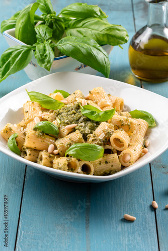 Pasta con pesto alla genovese, tipica ricetta della cucina italiana 