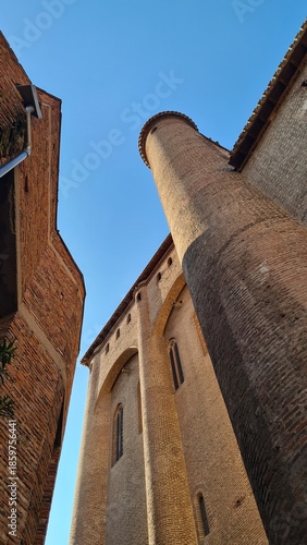 Belle perspective sur les bâtiments du palais de la Berbie et leurs belles façades de briques du (Albi, France)