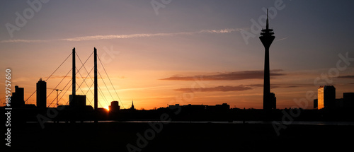 Gute Morgen - Sonnenaufgang mit der Skyline von Düsseldorf
