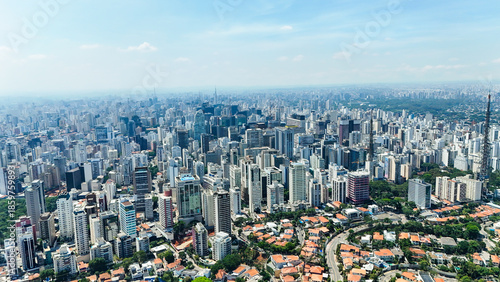 Vista aérea de prédios em região densamente urbanizada, mostrando a verticalização, a malha urbana e a complexidade estrutural de uma grande cidade.