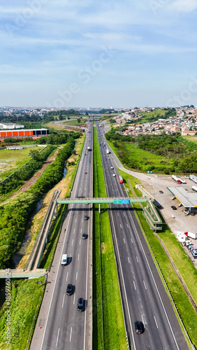 Konstfotografi Visão aérea da Rodovia Ayrton Senna em São Paulo, mostrando infraestrutura viária moderna, tráfego de veículos e um importante corredor de mobilidade e logística regional