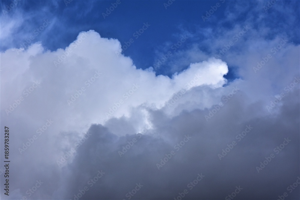 Obraz premium Cloudscape has been developing in gorgeous form. Colorful dramatic cloudscape
