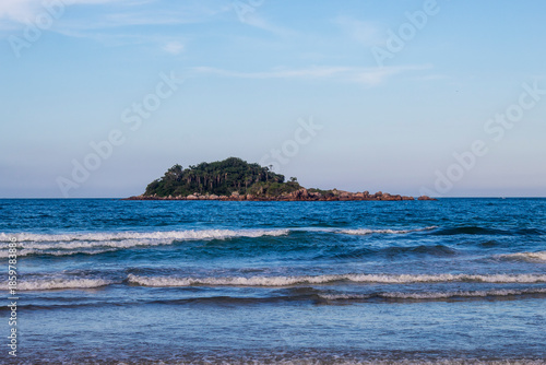 arquipélago de Palmas e uma onda da Praia Palmas do Arvoredo cidade de Governador Celso Ramos Santa Catarina Brasil região da Grande Florianopolis