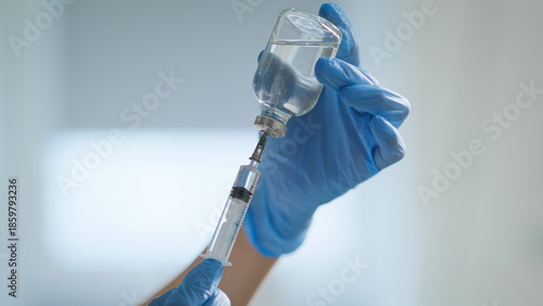 Quadro em tela Nurse hands preparing vaccine dose for injection closeup